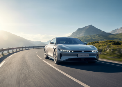 Voiture électrique Lucid Air Grand Touring en route dans un paysage montagneux, illustrant son record d'autonomie de 1 205 km sans recharge en 2025